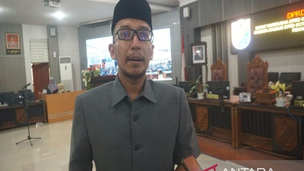 DPRD Kota Pekalongan mengawal pengajuan anggaran Rp1,4 triliun kepada Kementerian PUPR untuk mengatasi banjir dan rob di Sungai Bremi-Meduri, serta mendesak perbaikan jalan rusak akibat curah hujan tinggi.