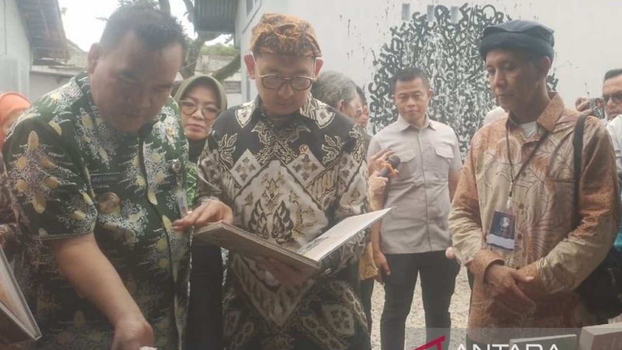 Menteri Kebudayaan Fadli Zon meresmikan Festival Blora Seabad Pramoedya Ananta Toer di Blora, Jawa Tengah, memperingati kelahiran sastrawan besar Indonesia tersebut dan mengangkat Kabupaten Blora sebagai bagian penting dalam karya-karyanya.