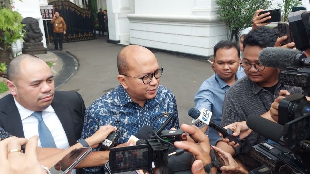Pemerintah Indonesia tengah menjajaki pengembangan kendaraan listrik, termasuk versi listrik dari mobil taktis Maung buatan PT Pindad, untuk mendukung target emisi nol dan industri otomotif nasional yang ramah lingkungan.