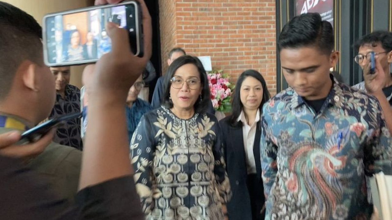 Menteri Keuangan Sri Mulyani memastikan pemerintah telah menyiapkan anggaran untuk gaji ke-13 dan THR ASN 2025, meskipun terdapat rencana efisiensi anggaran pemerintah.