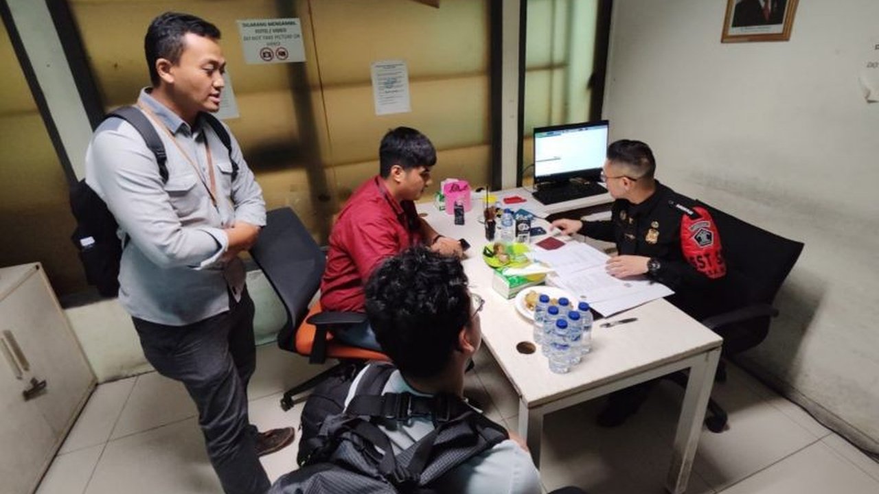 Seorang warga negara Tiongkok dideportasi dari Yogyakarta karena terbukti mengganggu ketertiban umum di kawasan wisata Watu Paris, Gunungkidul, dengan mencopot pakaian, merusak fasilitas vila, dan dikenakan biaya deportasi sendiri.