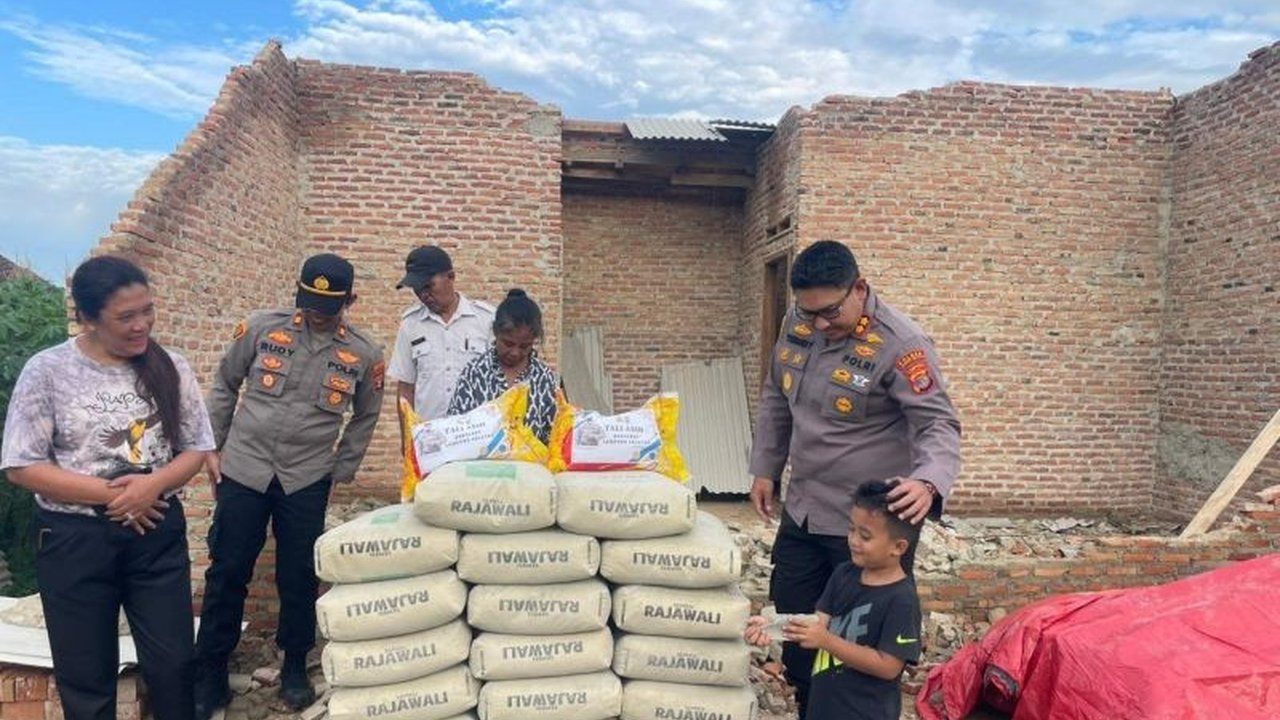 Kepolisian Resor Lampung Selatan memberikan bantuan material bangunan dan sembako kepada Juminem, seorang janda yang rumahnya rusak akibat angin puting beliung di Desa Gedung Agung.