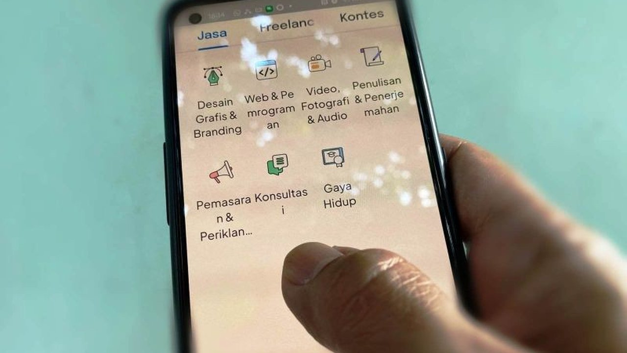 Pertumbuhan pesat pekerja lepas di Indonesia, khususnya melalui platform seperti Sribu, menunjukkan potensi besarnya sebagai solusi mengatasi masalah lapangan kerja di kota-kota besar dan menawarkan peluang penghasilan tinggi.