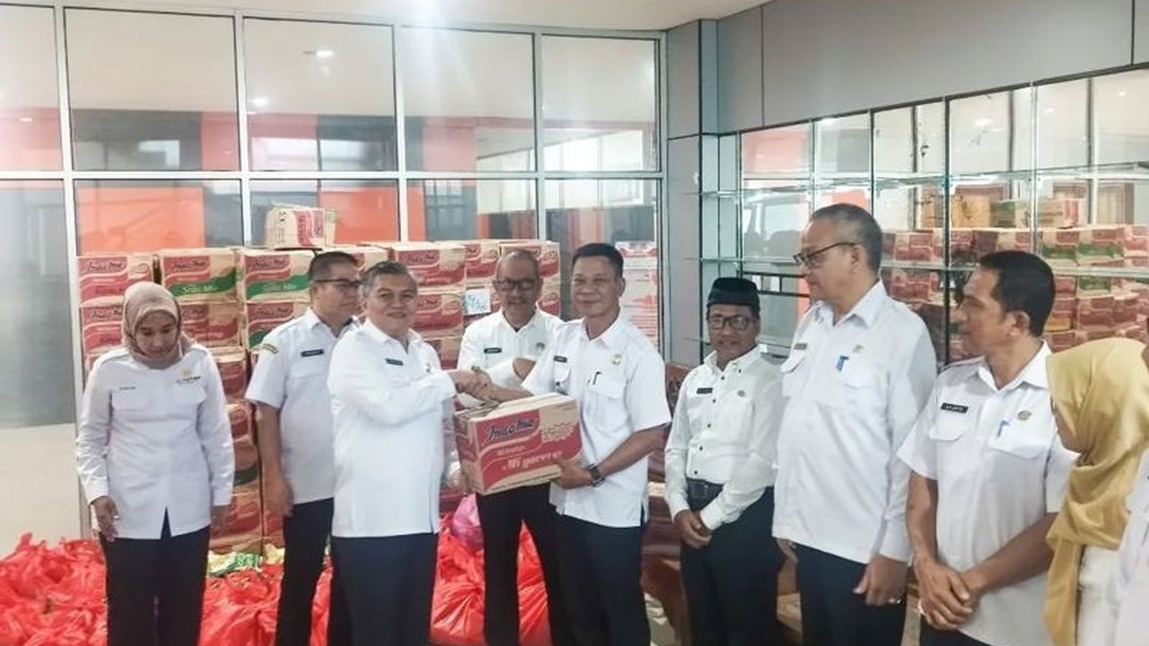 Pemkab Kubu Raya, Kalimantan Barat, menyalurkan bantuan bahan pokok kepada 500 KK terdampak banjir di Kecamatan Sungai Ambawang dan Kuala Mandor B,  dengan bantuan tambahan beras dan kolaborasi berbagai pihak.