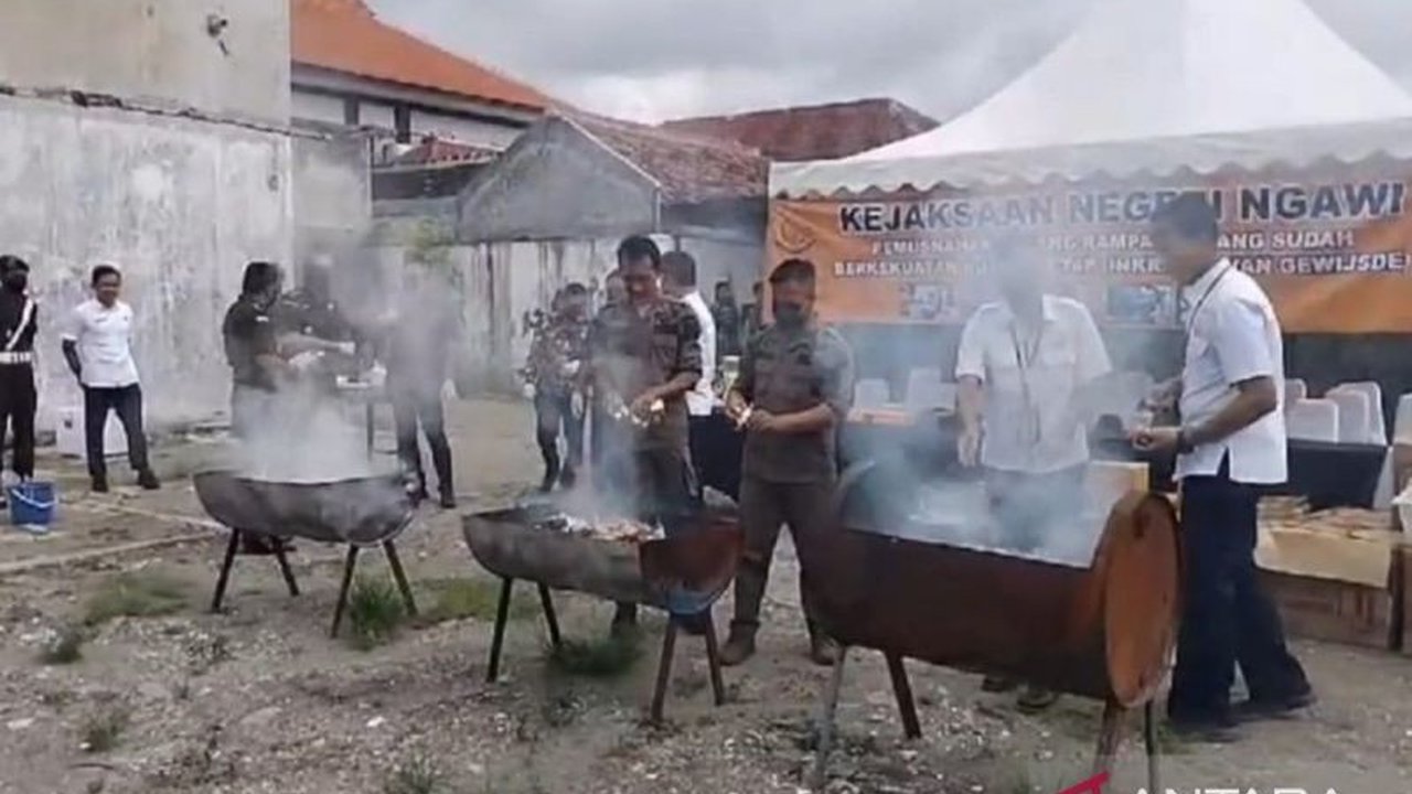 Kejari Ngawi memusnahkan barang bukti dari 18 kasus, termasuk 258,19 gram sabu, 3.645 pil koplo, dan 1,5 juta batang rokok ilegal, dengan total kerugian negara miliaran rupiah.