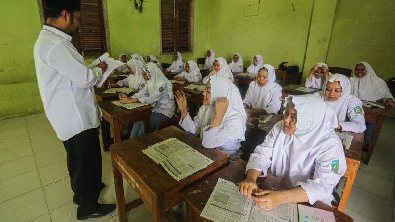 Pengurus Besar Persatuan Guru Seluruh Indonesia (PBPGSI) mengingatkan janji Presiden Prabowo Subianto terkait peningkatan kesejahteraan guru swasta, termasuk tambahan gaji dan bantuan tunai, yang hingga Februari 2025 belum terealisasi.