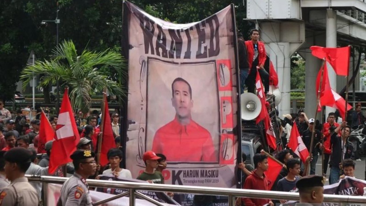 Sekjen PDIP, Hasto Kristiyanto, didakwa KPK menawarkan jabatan kepada Riezky Aprilia untuk mendukung pemilihan Harun Masiku, yang kini menjadi buronan kasus suap.