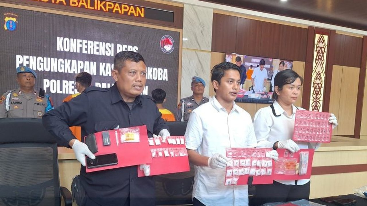 Polresta Balikpapan berhasil menangkap dua bandar sabu residivis dan 22 pelaku lainnya dalam operasi anti-narkoba sepanjang tahun 2025, dengan barang bukti 242,25 gram sabu senilai Rp363 juta.