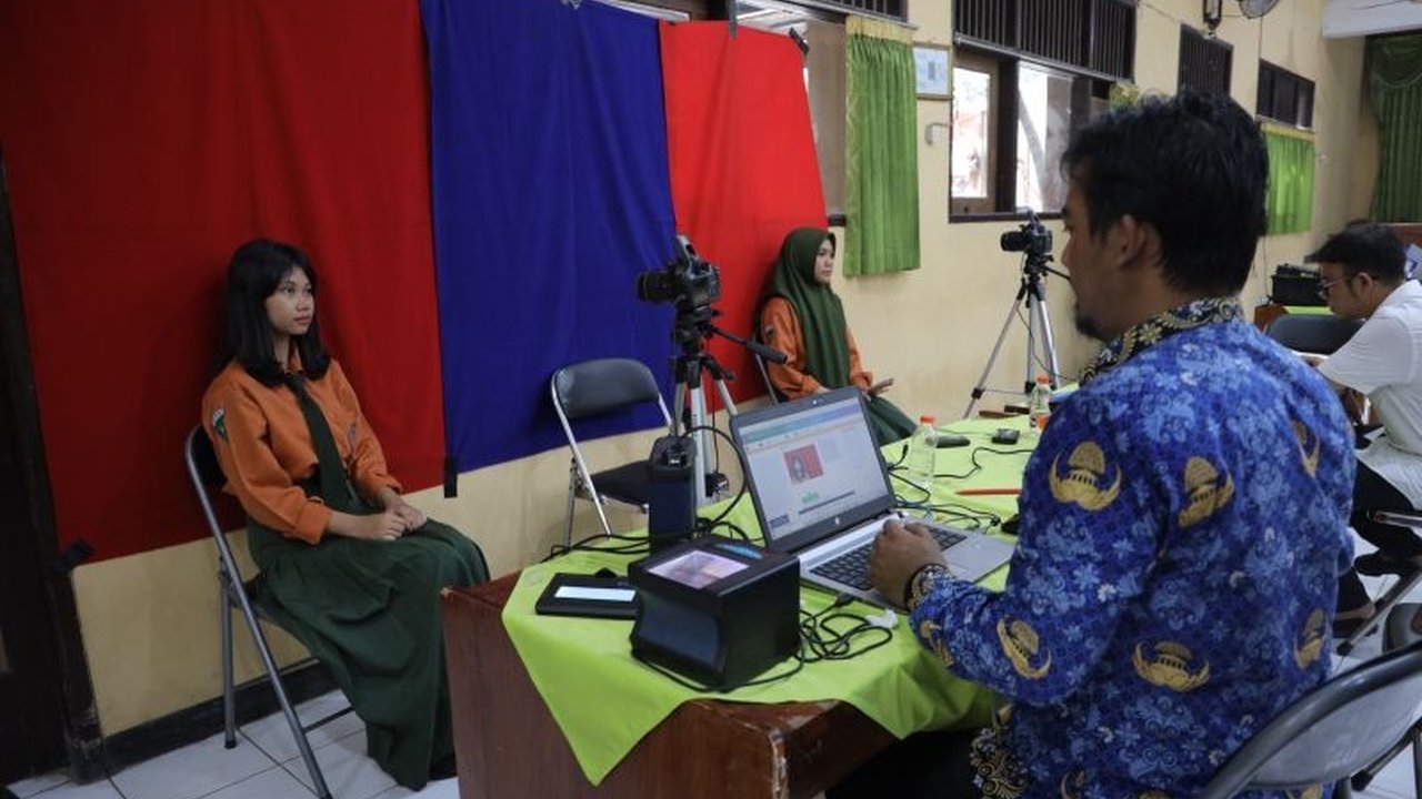 Pemerintah Kota Kediri berhasil mencapai target administrasi kependudukan hampir sempurna lewat program Sisir Kampung dan Sisir Sekolah, kendati masih ada kendala data warga yang telah pindah.