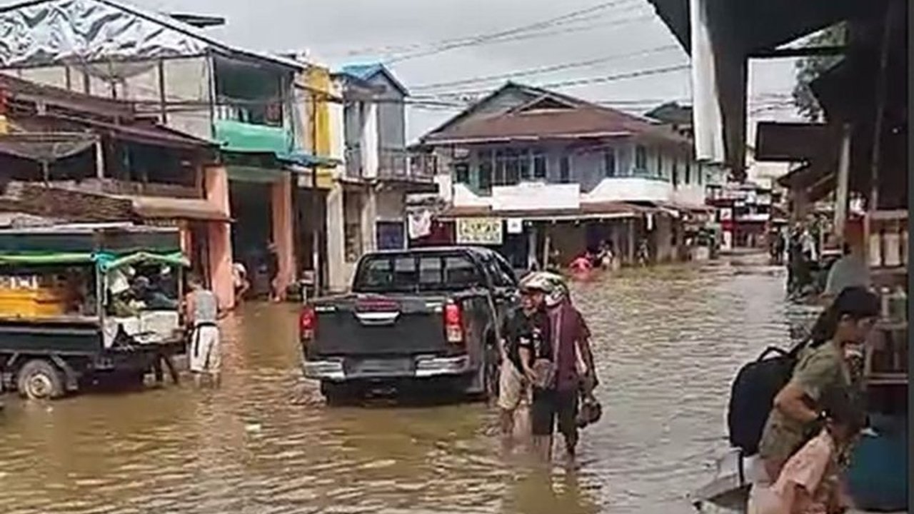 BPBD Kalbar menekankan pentingnya mitigasi struktural dan non-struktural untuk mengatasi banjir yang disebabkan faktor lingkungan dan curah hujan tinggi, dengan dampak yang telah mempengaruhi ribuan warga di beberapa kabupaten.