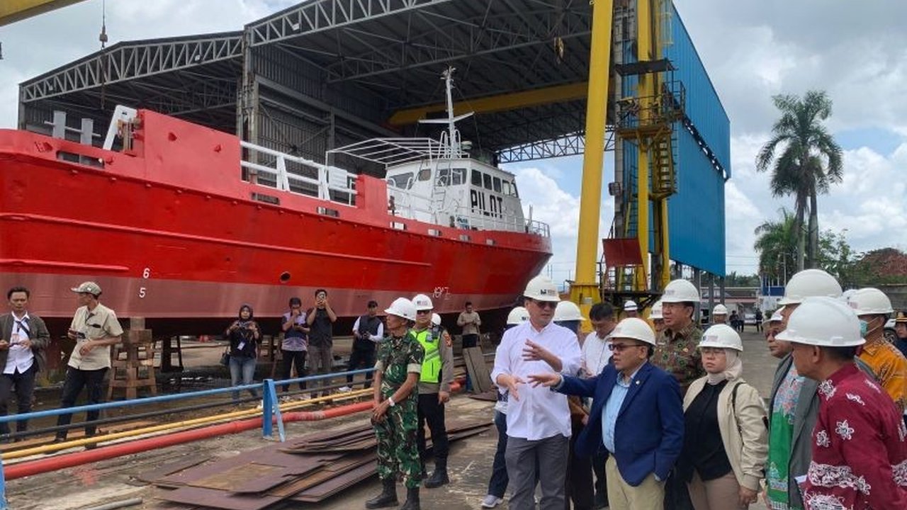 Komisi VII DPR RI mendesak pemerintah meninjau aturan impor bahan baku industri kapal di Indonesia, karena dinilai menghambat peningkatan mutu dan kualitas produksi serta penjualan dalam negeri.