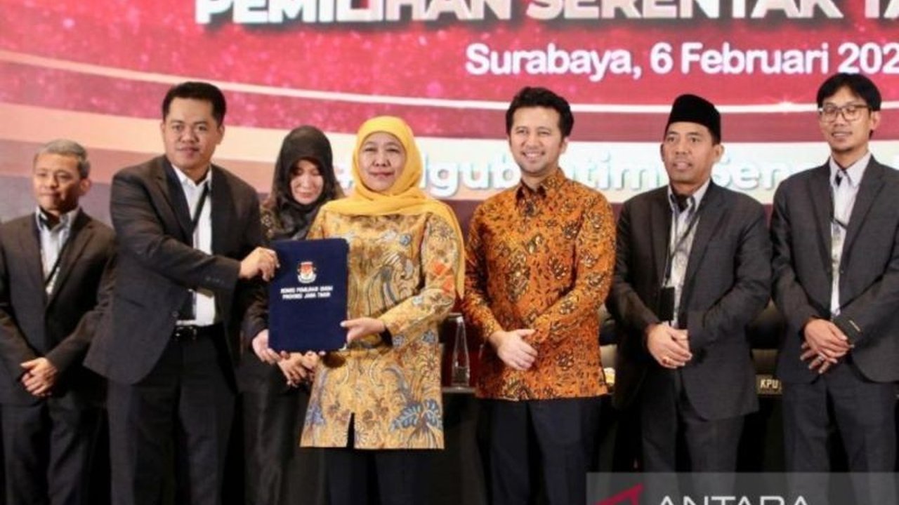 KPU Jawa Timur menetapkan Khofifah Indar Parawansa dan Emil Elestianto Dardak sebagai Gubernur dan Wakil Gubernur terpilih untuk periode kedua setelah memenangkan Pilkada 2024, melanjutkan kepemimpinan mereka di Jawa Timur.