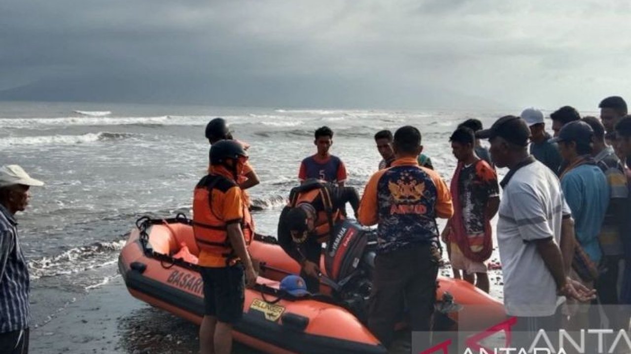 Banjir bandang di Desa Nanga Wera, Bima, NTB, telah menyebabkan hilangnya lima orang, dan tim SAR mengerahkan berbagai sumber daya, termasuk anjing pelacak, untuk mempercepat pencarian.
