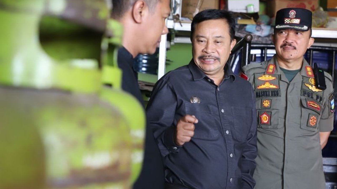 Penjabat Bupati Garut meninjau langsung distribusi gas subsidi 3 kg dan memastikan ketersediaan serta harga jual sesuai HET di pasaran, sehingga masyarakat dapat kembali beraktivitas normal.