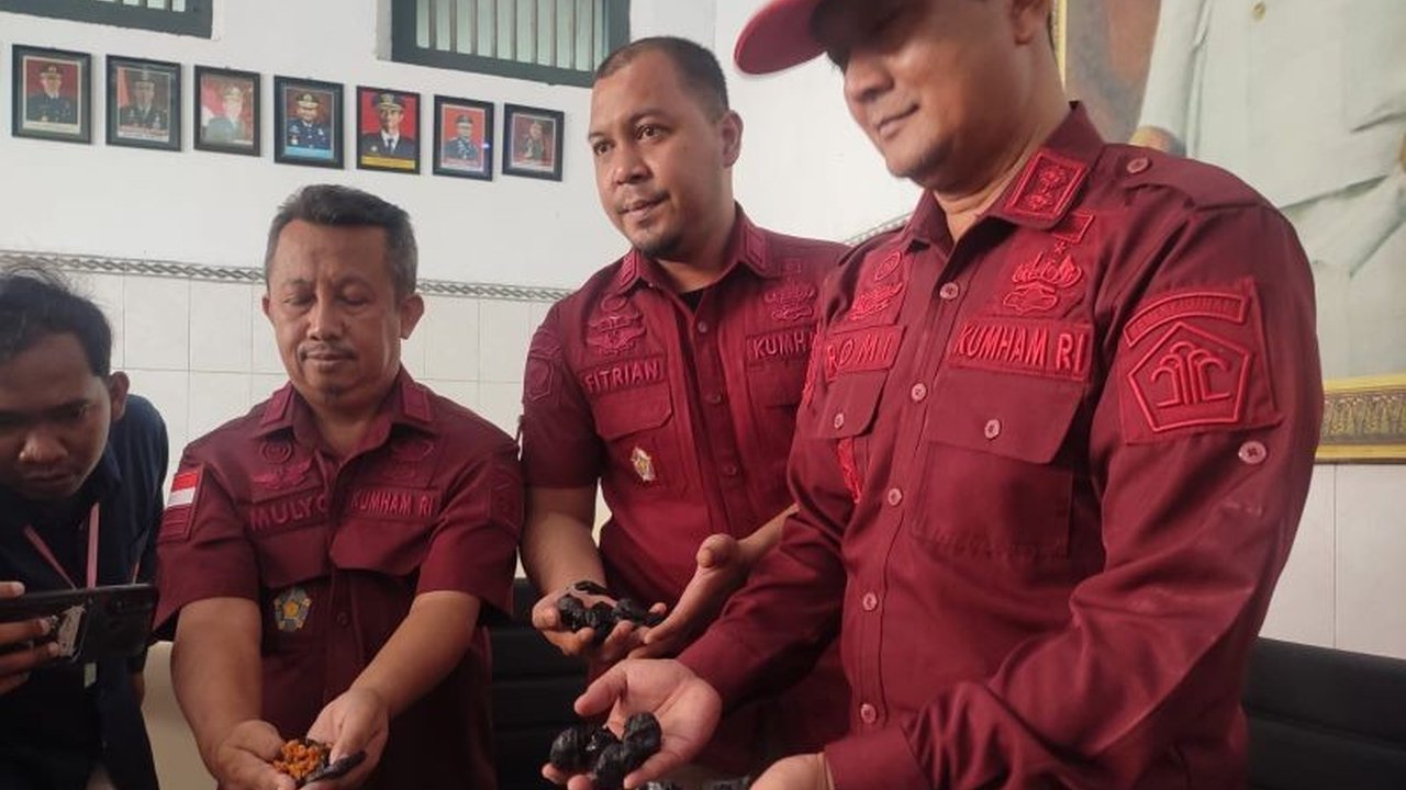 Petugas Lapas Blitar menggagalkan penyelundupan 800 butir pil dobel L yang disembunyikan dalam tempe kering, modus serupa pernah terjadi sebelumnya.