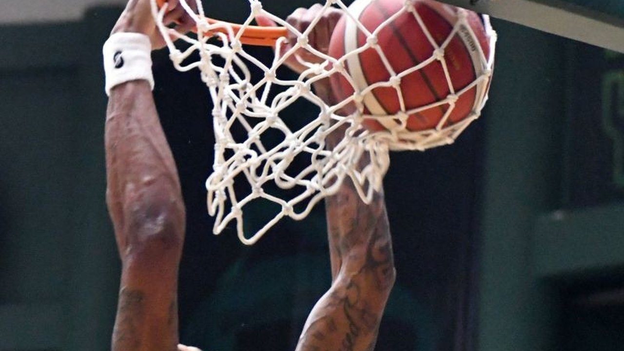 Borneo Hornbills berhasil unggul 79-68 atas Satya Wacana Salatiga di IBL 2025 berkat pertahanan kuat yang diterapkan sepanjang pertandingan, meskipun sempat tertinggal 13 poin di awal laga.