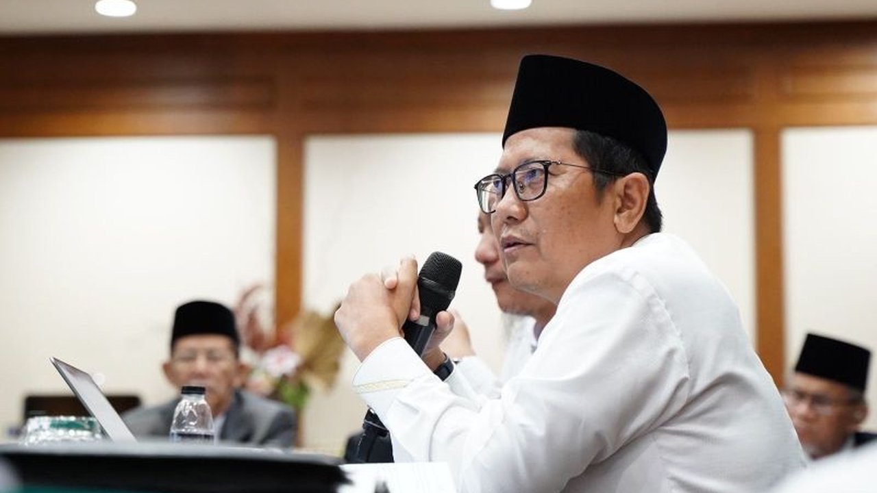 Munas Alim Ulama NU 2025 menetapkan bahwa membantu negara lain yang konflik adalah fardu kifayah, namun harus sesuai jalur hukum internasional dan seizin negara terkait; berbagai isu keagamaan dan sosial kemasyarakatan lainnya juga dibahas.