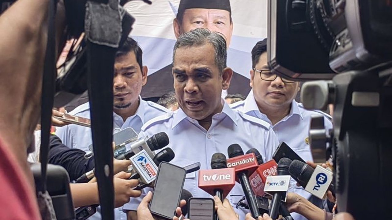 Sekjen Gerindra Ahmad Muzani menyatakan belum mengetahui rencana reshuffle kabinet oleh Presiden Prabowo, meskipun Presiden telah memberikan peringatan keras kepada para menteri yang kinerjanya kurang optimal.