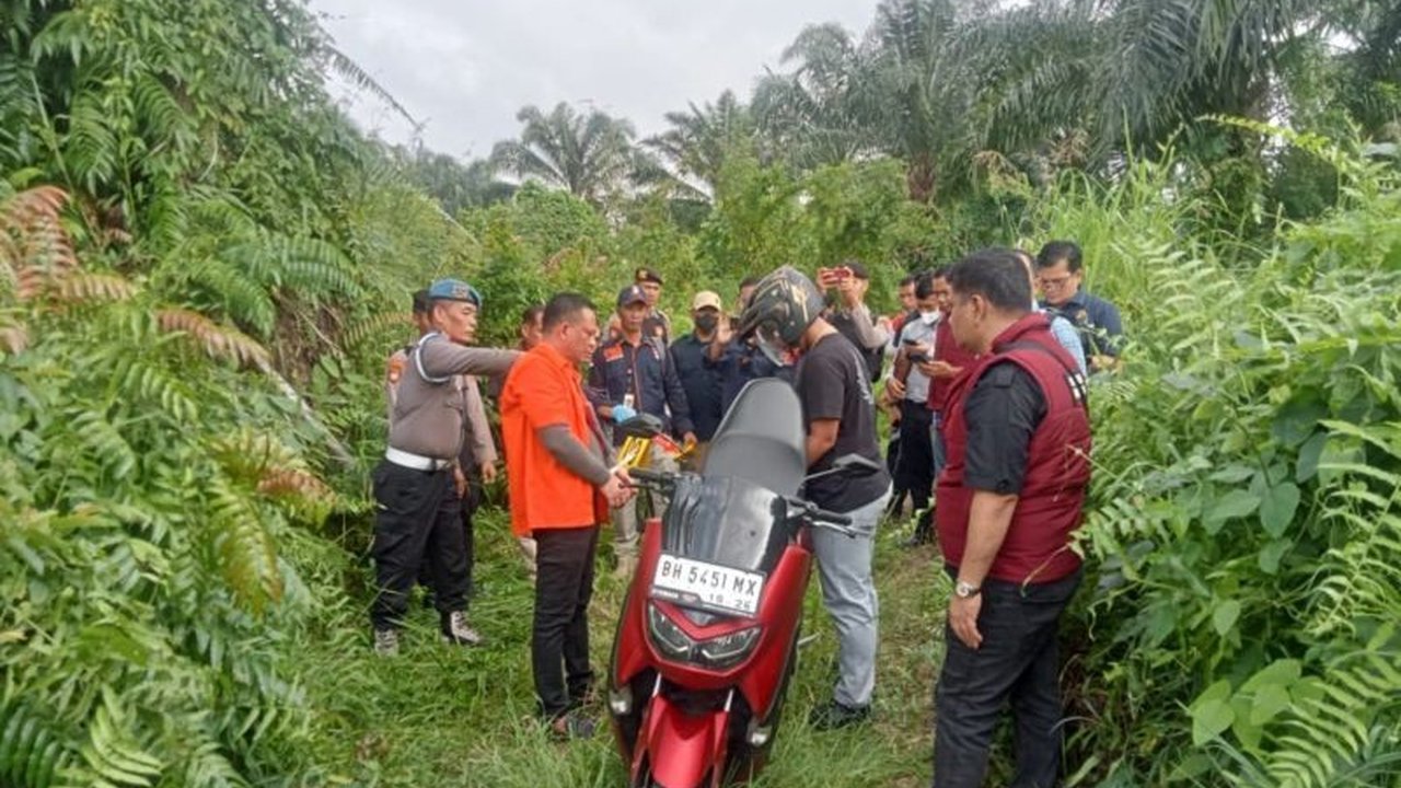 Polda Jambi menggelar rekonstruksi kasus narkoba yang melibatkan dua bandar besar, Helen dan Didin, di dua lokasi berbeda, dengan total 25 adegan yang memperlihatkan transaksi sabu senilai Rp3 miliar.