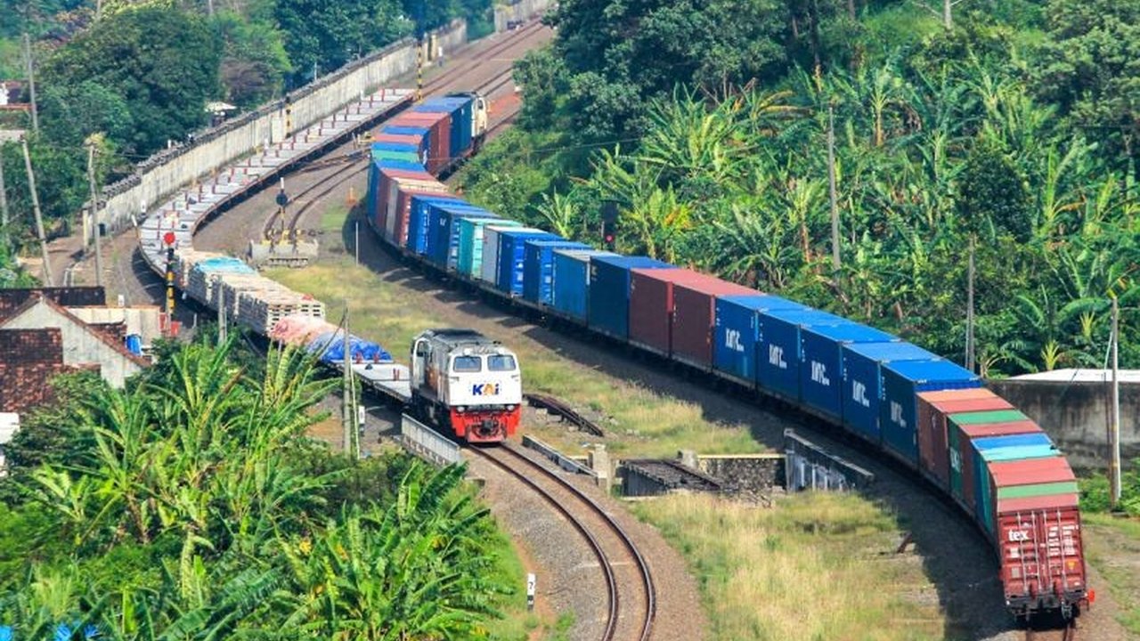 PT Kereta Api Indonesia (KAI) berhasil mengangkut 5,5 juta ton barang di Januari 2025, didominasi batu bara,  menunjukkan peningkatan signifikan dibandingkan tahun sebelumnya dan  menunjukkan komitmen KAI terhadap logistik efisien dan ramah lingkungan.
