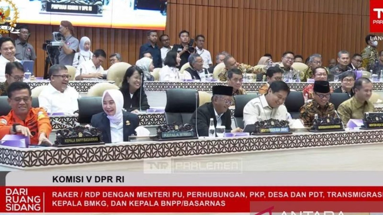 Badan SAR Nasional (Basarnas) menunda pembelian peralatan penting seperti drone dan ROV karena pemotongan anggaran hingga 50 persen pada tahun 2025, yang berdampak pada kesiapsiagaan operasi SAR.