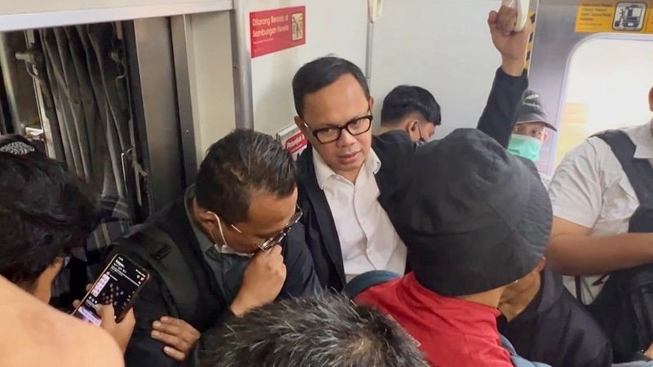 Wakil Menteri Dalam Negeri (Wamendagri) Bima Arya Sugiarto menyatakan tidak mempermasalahkan pejabat menggunakan transportasi umum, selama waktu memungkinkan dan efisien, bahkan ia sering melakukannya.