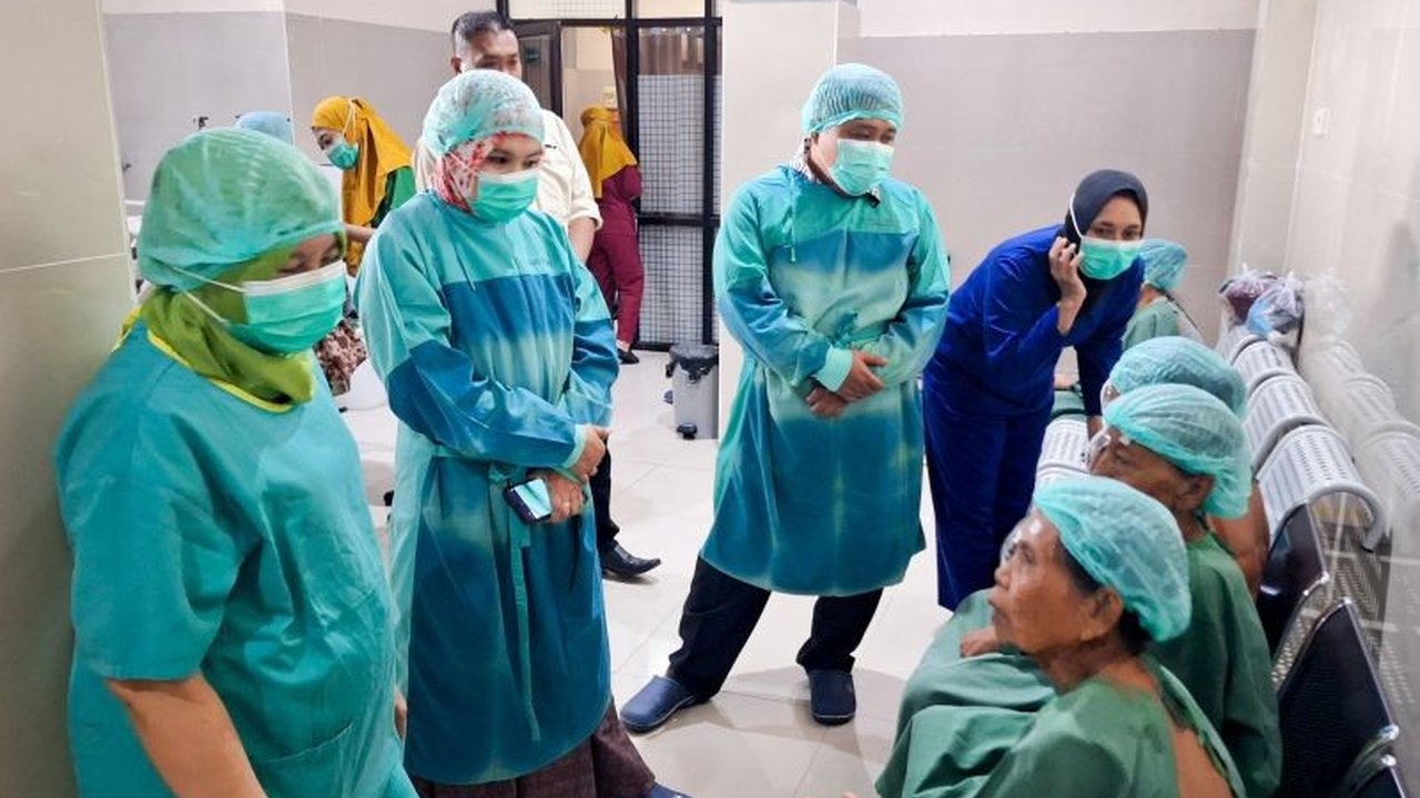 RSUD Besuki, Situbondo, berkolaborasi dengan PT Jawa Power menggelar operasi katarak gratis bagi 100 warga kurang mampu menggunakan teknologi phacoemulsifikasi modern, sebagai bentuk kepedulian terhadap kesehatan masyarakat.