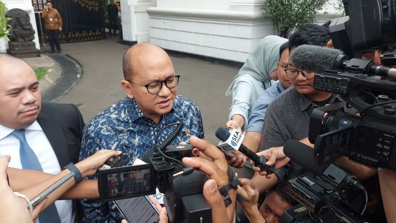 Presiden Prabowo Subianto mendorong percepatan target Net Zero Emission (NZE) 2060 Indonesia melalui peningkatan peran pemerintah dalam mendukung industri mobil listrik, khususnya pengembangan baterai dan kendaraan lokal.