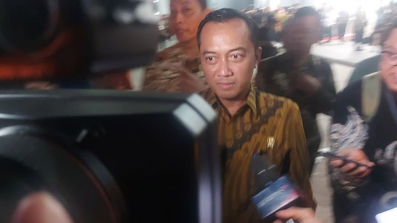 Menteri Sekretaris Negara (Mensesneg) Prasetyo Hadi membantah kabar perombakan Kabinet Merah Putih, menegaskan pemerintah fokus bekerja dan Presiden Prabowo Subianto akan menindak tegas pejabat yang tidak bekerja dengan baik.