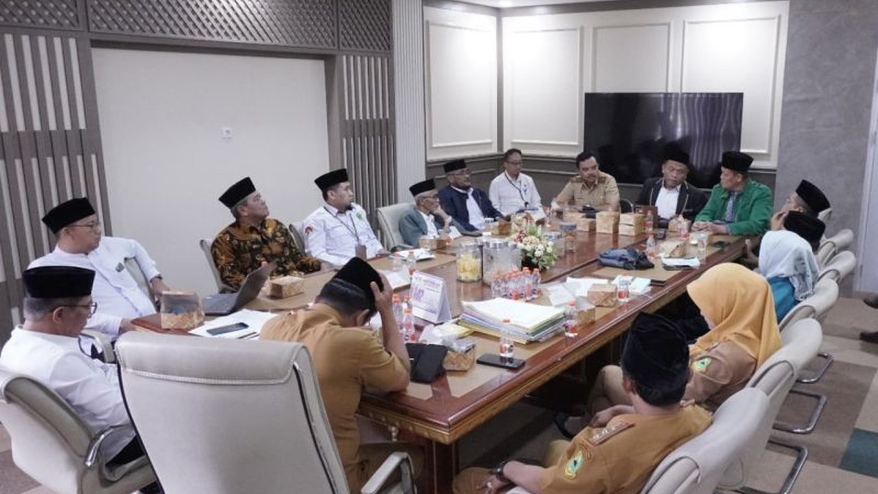 Badan Amil Zakat Nasional (Baznas) Kabupaten Kuningan menetapkan zakat fitrah sebesar Rp37.500 per orang atau 2,5 kg beras untuk 1446 H, mempertimbangkan harga beras dan aspek sosial ekonomi masyarakat.