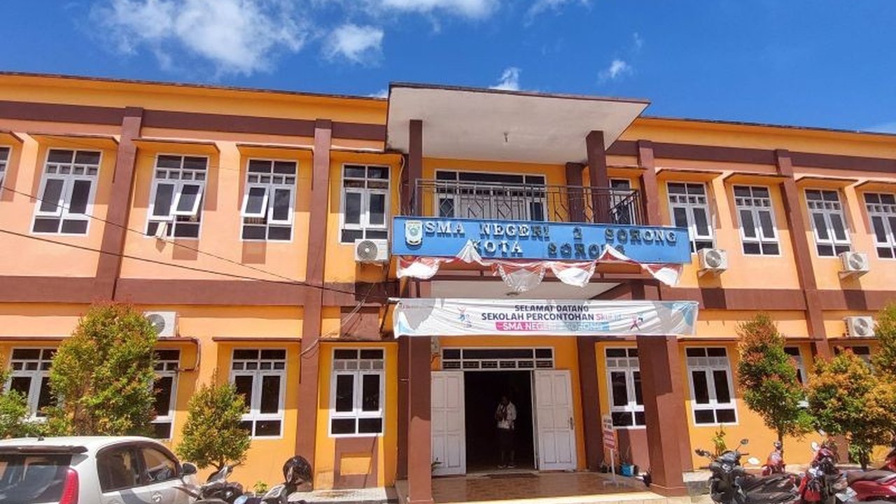 Kepala SMA Negeri 2 Sorong, Rode Lidia Momot, meminta bantuan pembangunan perpustakaan baru karena perpustakaan yang ada sering terendam banjir dan dana BOSP tak bisa digunakan untuk pembangunannya, demi meningkatkan literasi membaca 1115 siswa.