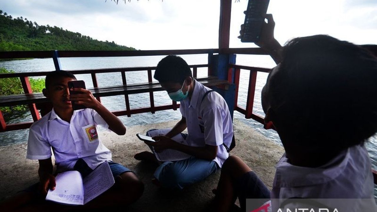 Alih-alih melarang penggunaan gawai di sekolah, mari bijak memanfaatkan teknologi untuk meningkatkan kualitas pendidikan dengan strategi tepat dan pengawasan yang efektif.
