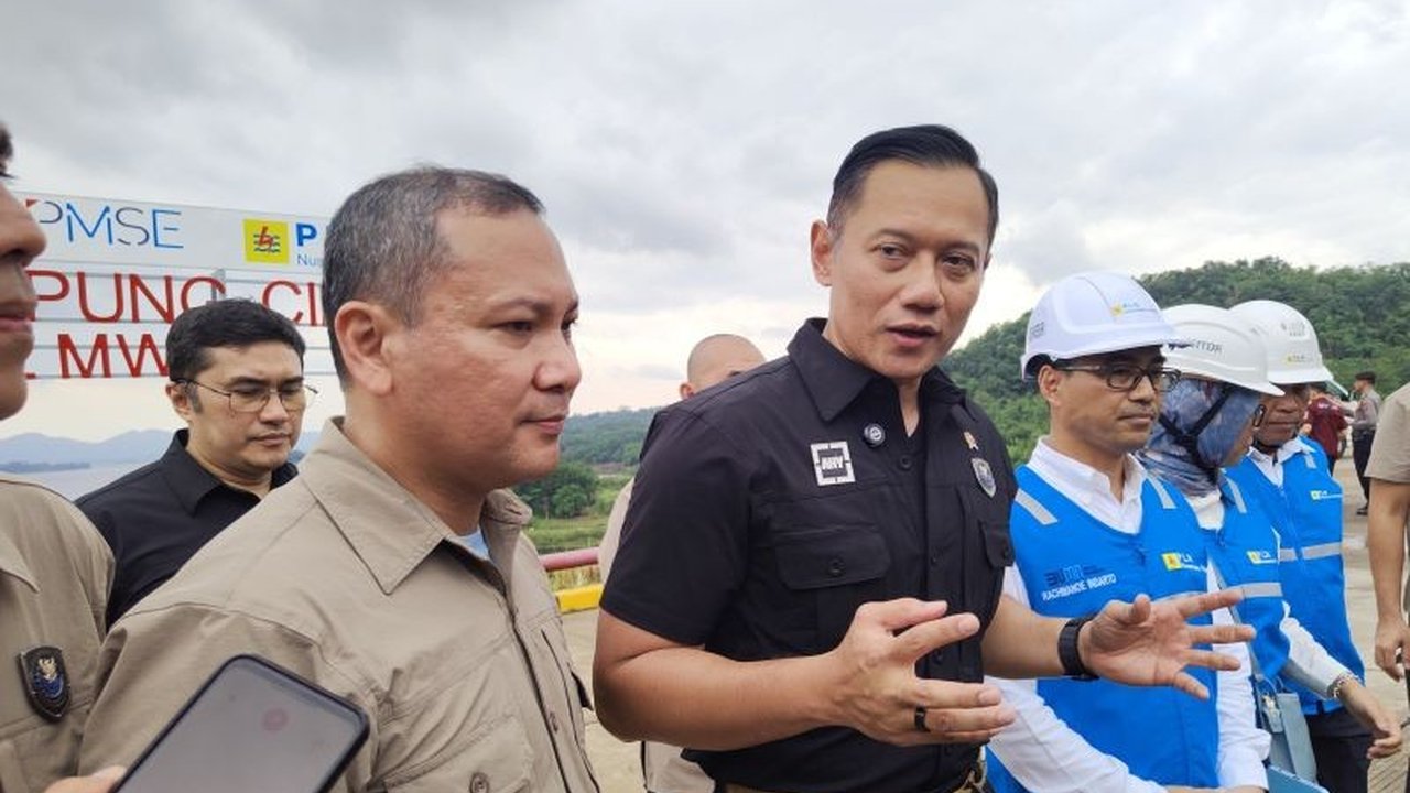 Menko Infrastruktur Agus Harimurti Yudhoyono mendorong pembangunan lebih banyak Pembangkit Listrik Tenaga Surya (PLTS) terapung di Indonesia, mencontoh kesuksesan PLTS terapung Cirata di Jawa Barat.
