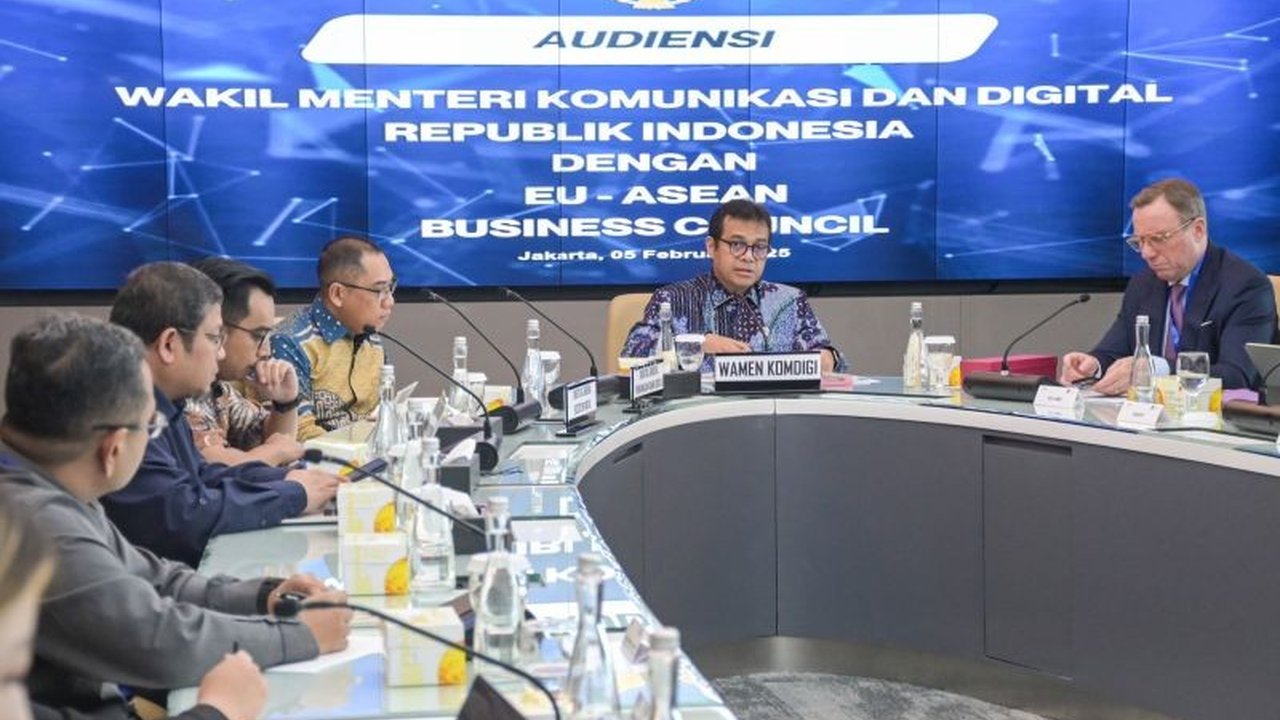 Wakil Menteri Kominfo, Nezar Patria, mengajak investor Uni Eropa untuk berinvestasi di sektor komputasi awan dan manajemen data Indonesia, membuka peluang kolaborasi dan pengembangan ekosistem digital yang aman dan inklusif.