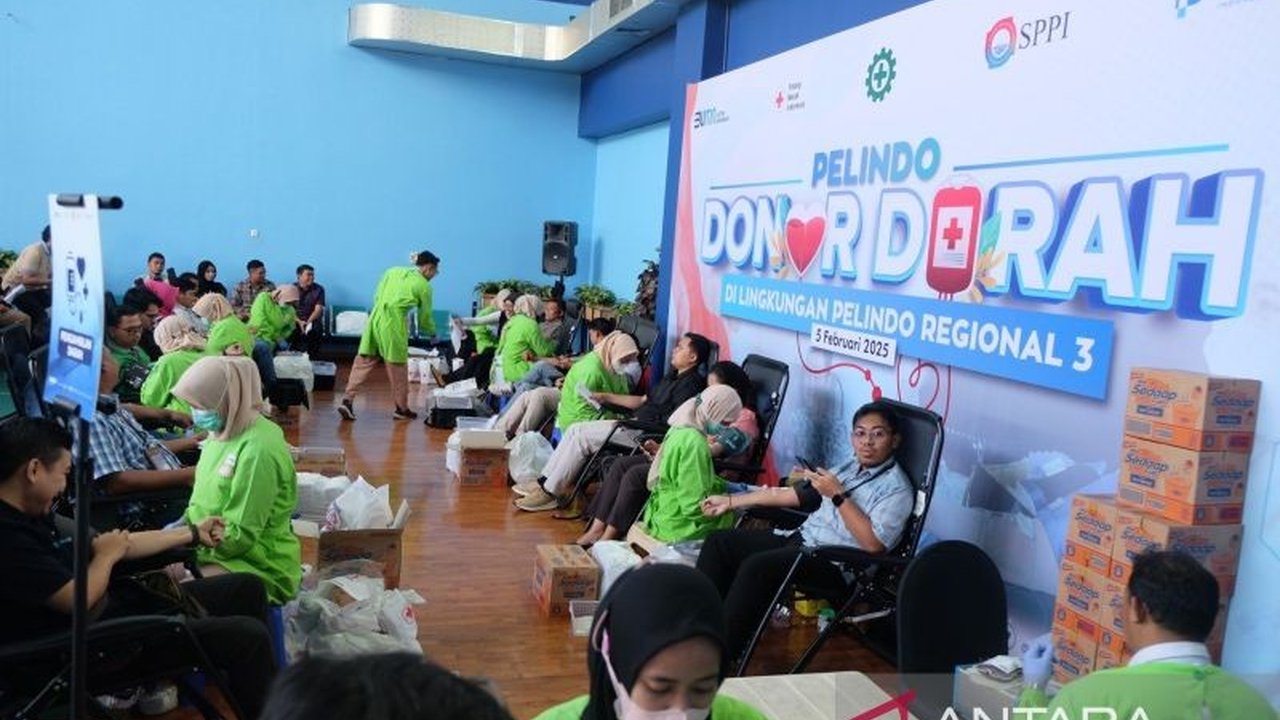 Sebanyak 239 karyawan Pelindo Regional 3 di Surabaya berpartisipasi dalam kegiatan donor darah dalam rangka memperingati Bulan Keselamatan dan Kesehatan Kerja (K3) Nasional 2025, menunjukkan kepedulian sosial dan kerja sama yang baik.