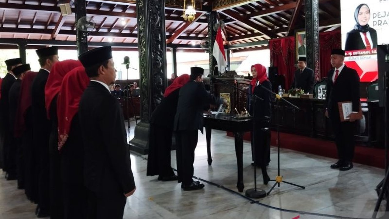 Bupati Demak, Eisti'anah, meminta para pejabat yang baru dilantik untuk berkomitmen memberantas korupsi dan menjalankan tugas dengan prinsip good governance setelah menandatangani pakta integritas.