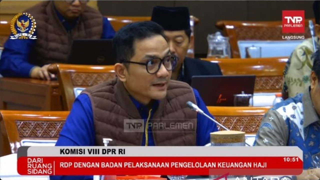 Badan Pengelola Keuangan Haji (BPKH) berhasil melampaui target pengelolaan dana, mencapai Rp171,65 triliun hingga akhir 2024, menunjukkan kinerja investasi yang positif dan efektif.