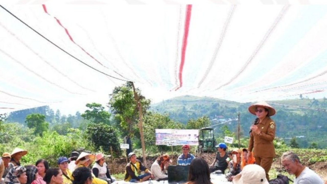 Pemerintah Kabupaten Samosir, Sumatera Utara, mendorong ketahanan pangan melalui penanaman padi gogo di lahan kering, menargetkan 15 hektare lahan di Desa Tanjung Bunga.
