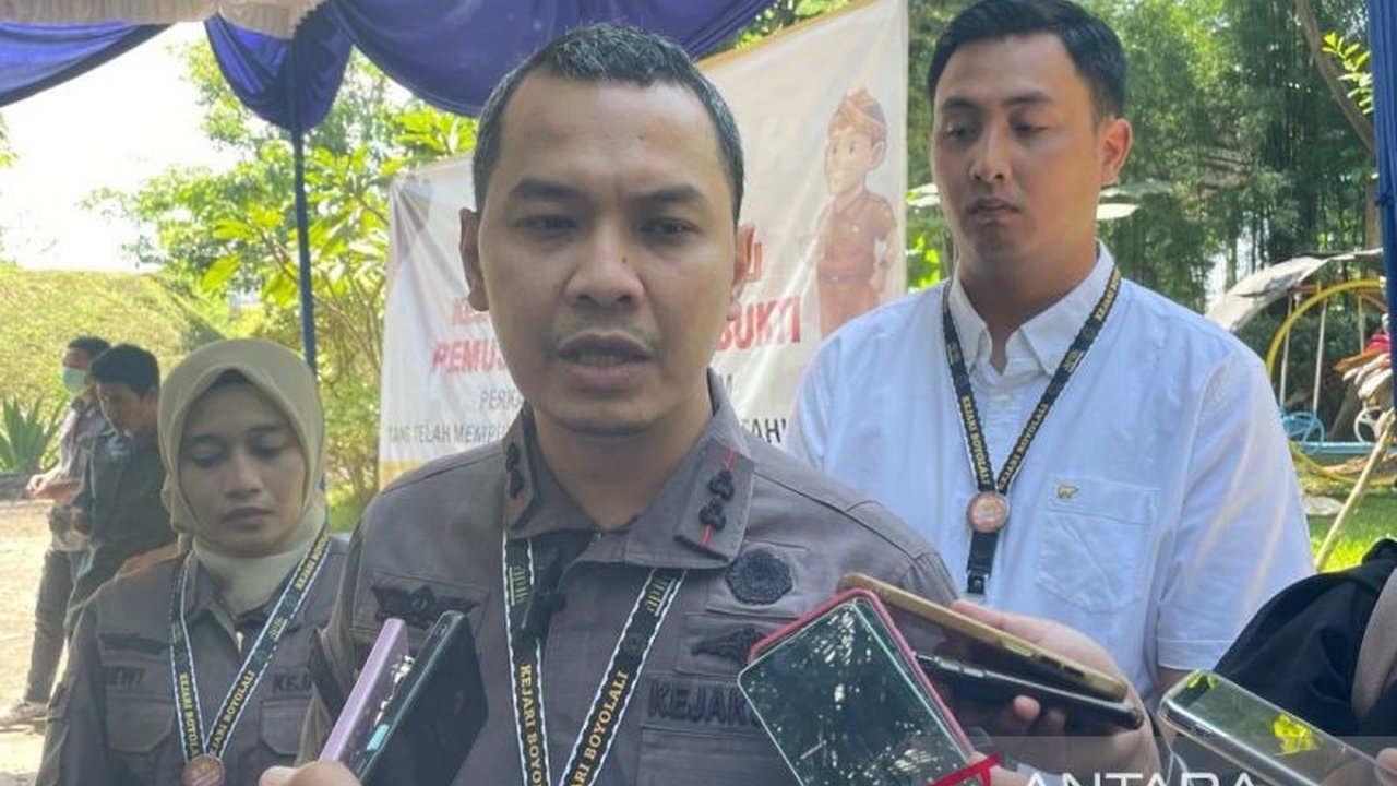 Kejaksaan Negeri Boyolali telah memeriksa 30 saksi terkait dugaan korupsi pengelolaan dana BLUD Puskesmas Kemusu periode 2017-2022, dengan dua tersangka yang telah ditetapkan dan kemungkinan penambahan tersangka.