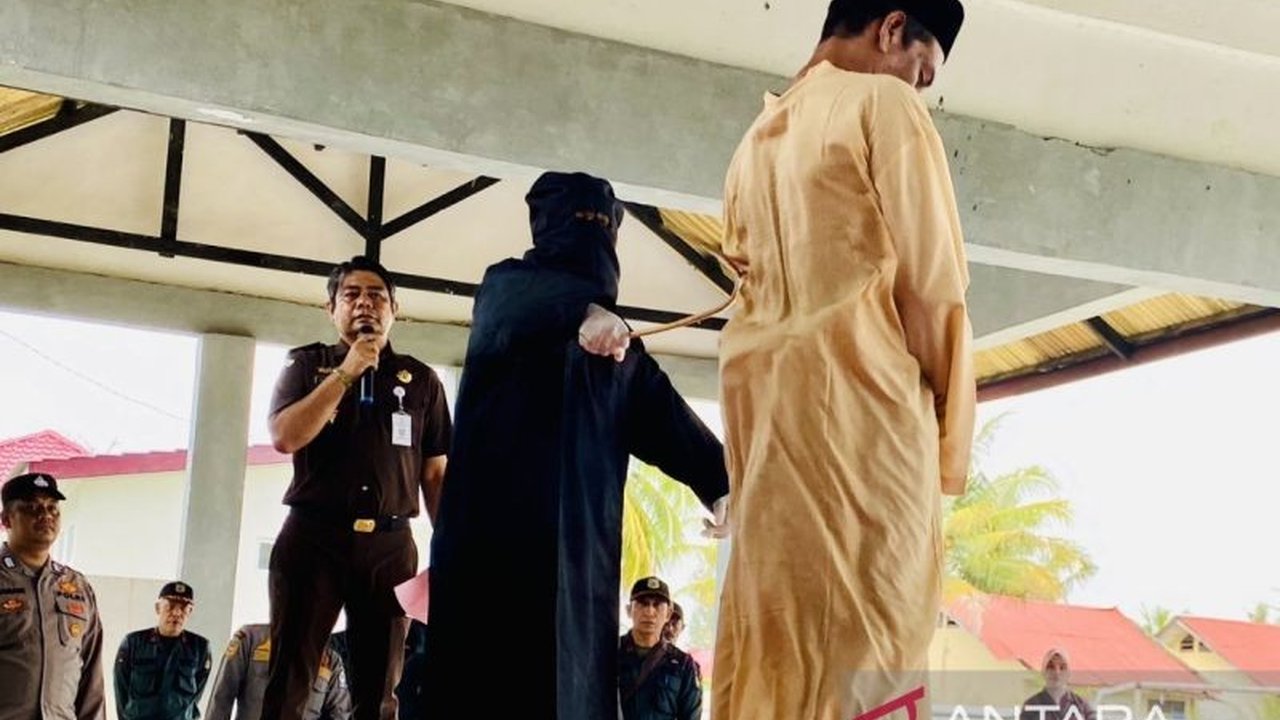 Kejaksaan Negeri Aceh Barat menjatuhkan hukuman cambuk kepada lima terpidana judi online pada Kamis, 06/02, di Meulaboh sesuai putusan Mahkamah Syar'iyah yang telah berkekuatan hukum tetap.