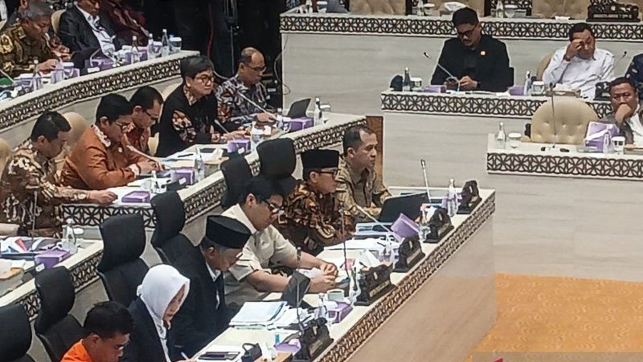 Kementerian Desa, Pembangunan Daerah Tertinggal, dan Transmigrasi (PDT) memangkas anggaran 2025 sebesar Rp1 triliun sebagai tindak lanjut kebijakan efisiensi anggaran pemerintah, yang difokuskan pada program-program prioritas.