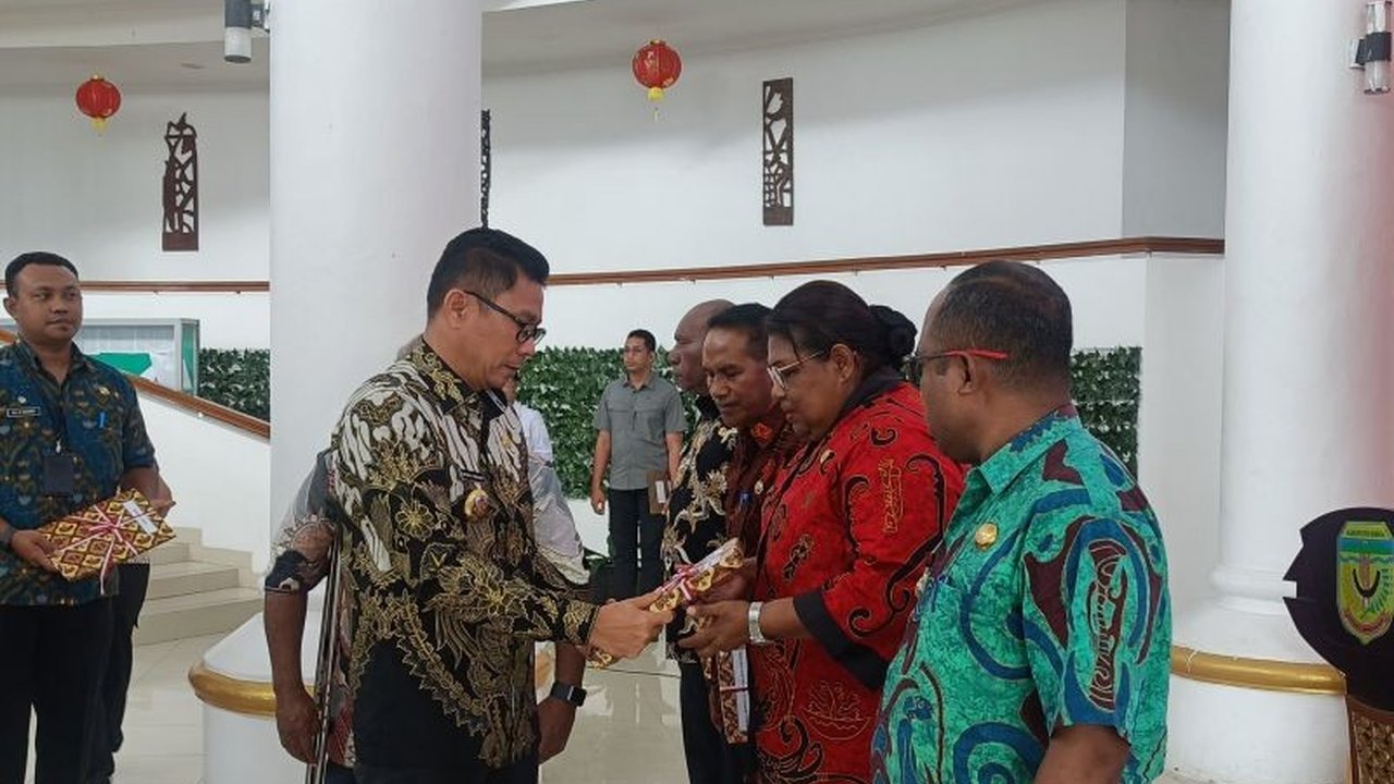 Penjabat Bupati Mimika menyerahkan DPA 2025 senilai Rp6,3 triliun kepada seluruh OPD, menekankan pengelolaan anggaran yang transparan, akuntabel, dan tepat sasaran untuk pelayanan masyarakat.