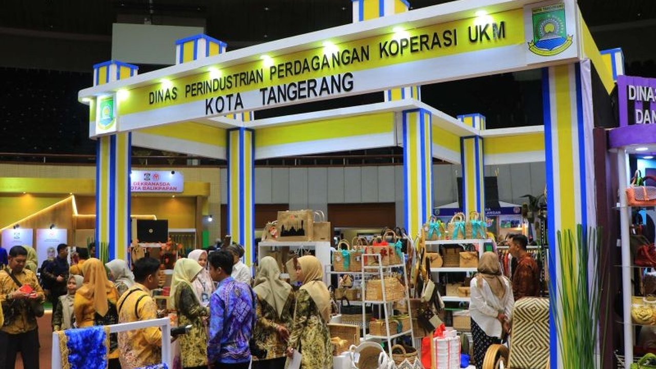 Dua belas UMKM Kota Tangerang menampilkan produk unggulan mereka di INACRAFT 2025 Jakarta, pameran kerajinan terbesar di Asia Tenggara, menawarkan beragam produk berkualitas ekspor mulai dari olahan eceng gondok hingga alas kaki etnik.