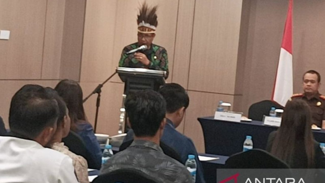 ASN di Biak Numfor, Papua, diwajibkan mengenakan noken, batik Papua, dan mahkota adat setiap Kamis untuk melestarikan budaya lokal, sesuai instruksi Pj Gubernur Papua.