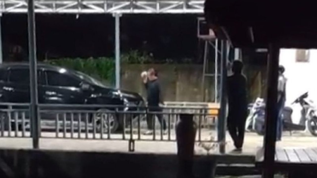 Mantan Bupati Lombok Tengah, Moh. Suhaili FT, melaporkan seorang perempuan berinisial KDV ke Polda NTB atas dugaan perusakan mobil, pencurian, dan pengancaman, terkait perjanjian sewa mobil yang berujung pada kerugian Rp70 juta.