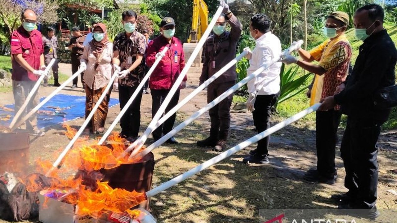 Kejari Boyolali memusnahkan 7.965 barang bukti dari 60 perkara kejahatan sepanjang tahun 2024, termasuk narkoba, senjata tajam, dan barang elektronik, sebagai tindak lanjut putusan pengadilan yang telah berkekuatan hukum tetap.