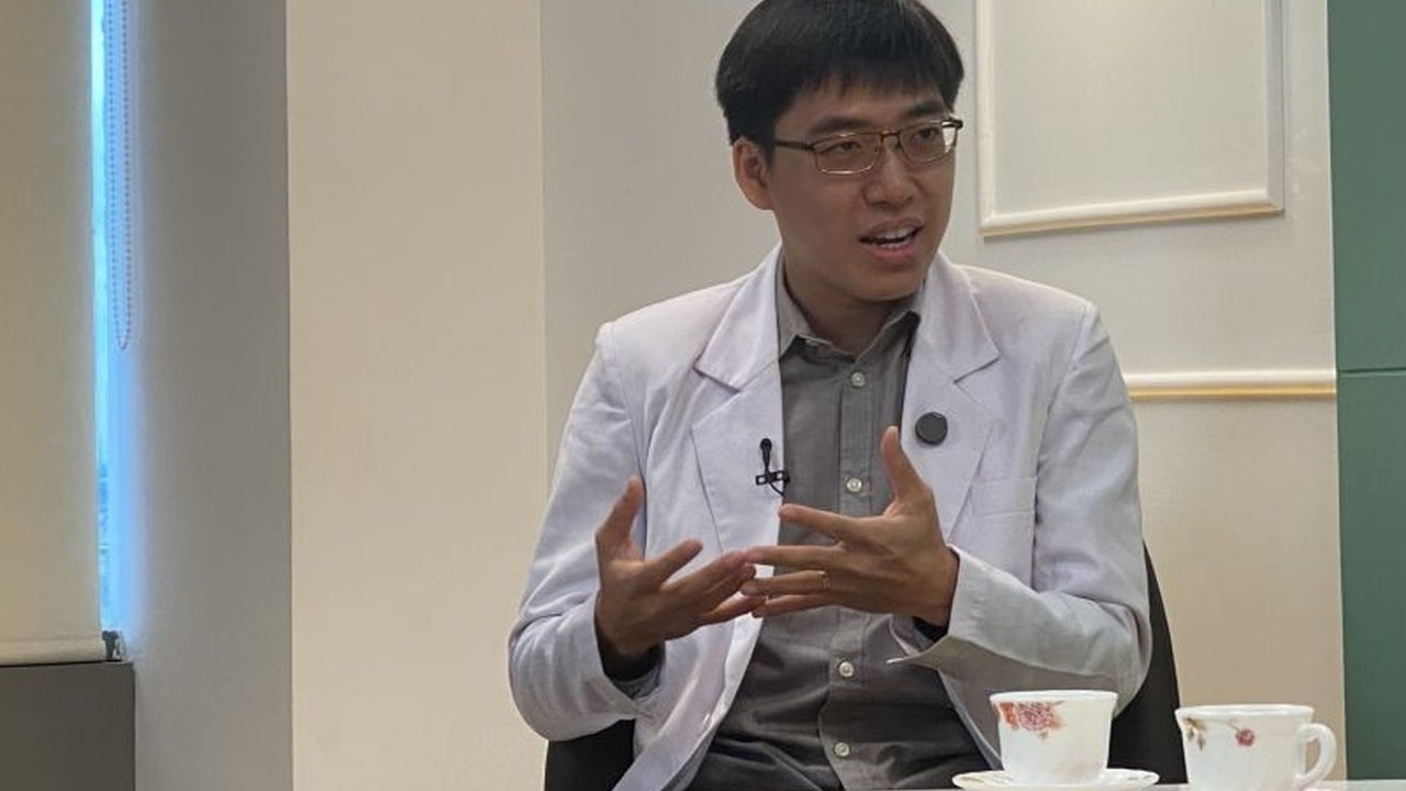 Seorang dokter spesialis jiwa meminta Kementerian Komunikasi dan Informatika (Kominfo) untuk segera menetapkan batasan jelas pada konten dan aplikasi digital yang dapat diakses anak, demi perlindungan mereka di dunia maya.