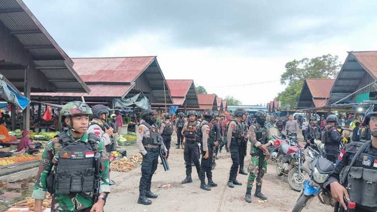TNI dan Polri menggelar patroli gabungan di Wamena, Papua Pegunungan, untuk mencegah kericuhan pasca putusan sengketa Pilkada di Mahkamah Konstitusi.