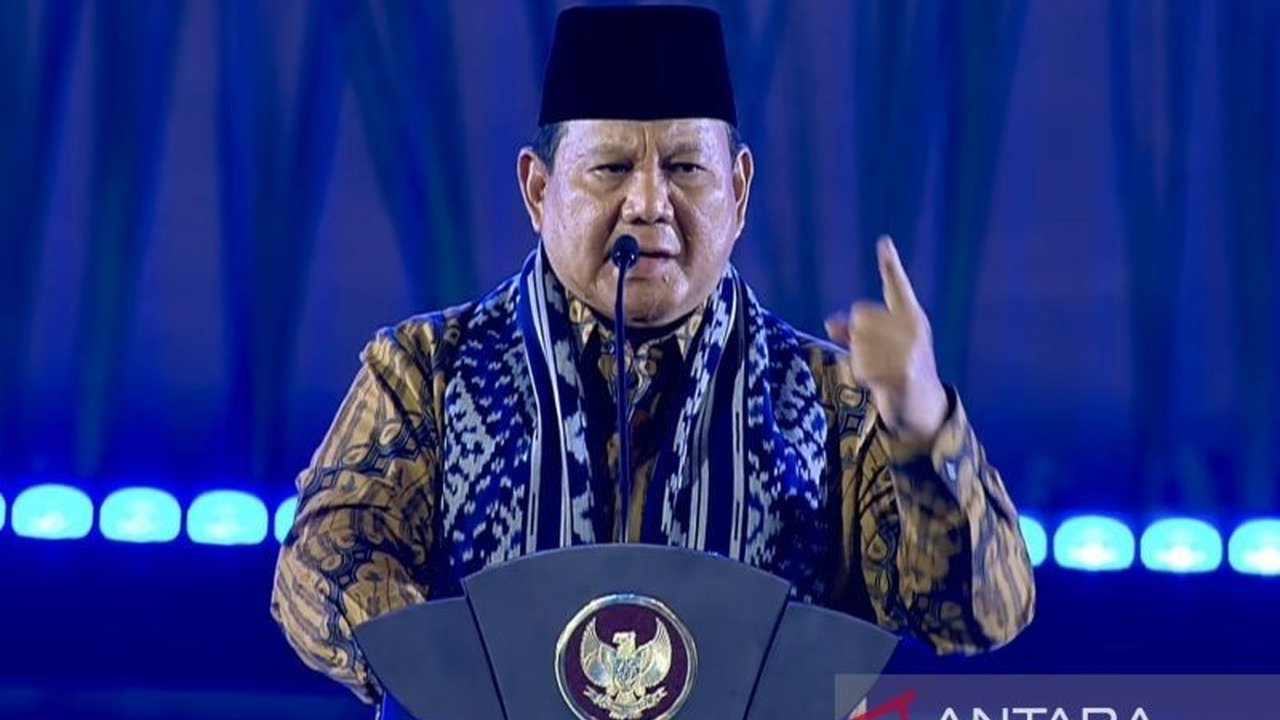 Presiden Prabowo Subianto memberikan peringatan keras kepada para menteri dan kepala lembaga pemerintahan agar meningkatkan kinerja atau menghadapi risiko pergantian jabatan dalam upaya mewujudkan pemerintahan yang bersih.