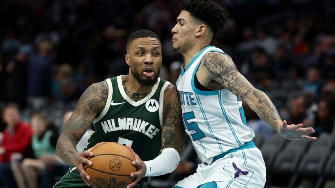 Milwaukee Bucks sukses taklukkan Charlotte Hornets dengan skor 112-102, meskipun tanpa Giannis Antetokounmpo, berkat penampilan gemilang Damian Lillard dan Bobby Portis.